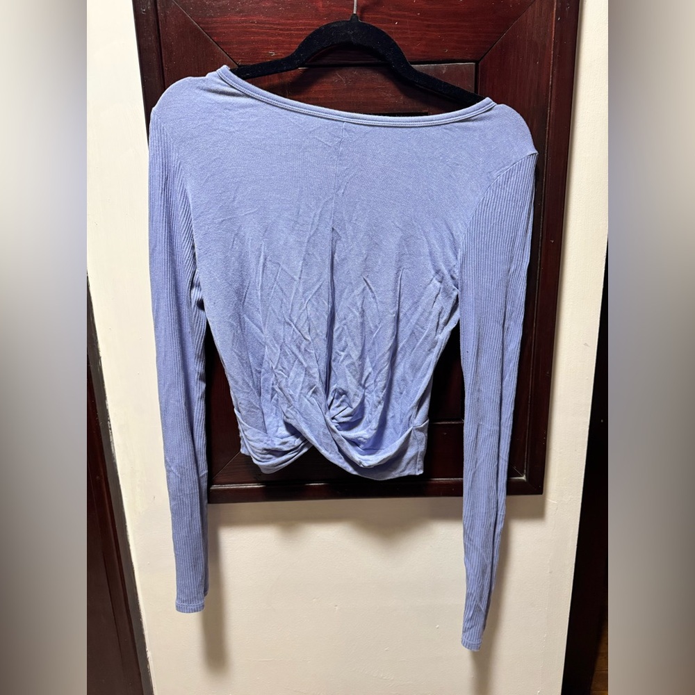 ALO Yoga Periwinkle Twist Crop Top Medium
